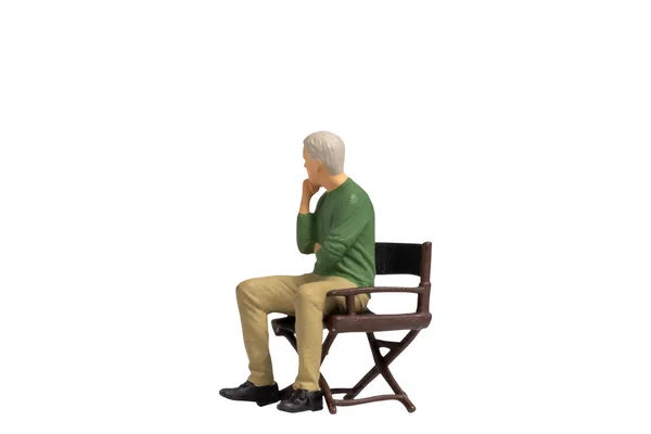 Miniaturmenschen Sitzen Auf Stuhl Isoliert Auf Weißem Hintergrund Mit Clipping — Stockfoto