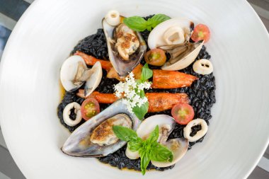 İtalyan Riso Makarnası Siyah Kalamar Mürekkebi ve Karides ve Karışık Deniz Ürünleriyle Kaplandı