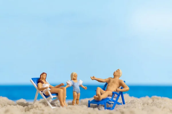 Miniature People Happy Family Relaxing Beach Summer Time Concept — Fotografia de Stock