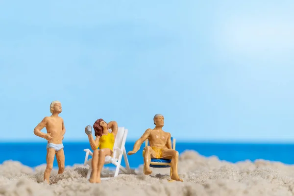 Miniature People Happy Family Relaxing Beach Summer Time Concept — Fotografia de Stock