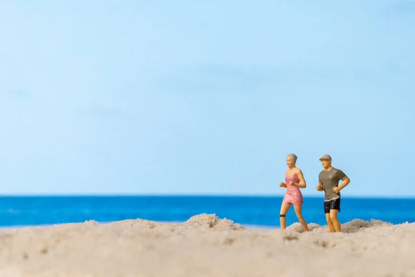 Miniature People Couple Running Together Beach — Fotografia de Stock