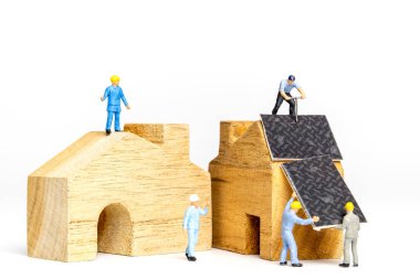 Minyatür insanlar çatıya güneş panelleri kuruyorlar, Ekoloji güç kavramı