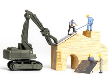 Minyatür insanlar çatıya güneş panelleri kuruyorlar, Ekoloji güç kavramı