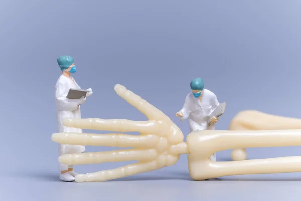 Miniatyr Människor Läkare Med Gigantisk Mänsklig Ben Grå Bakgrund Vetenskap — Stockfoto