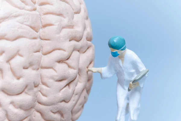 Cirurgião Pessoas Miniatura Analisando Cérebro Paciente Ciência Conceitos Médicos — Fotografia de Stock
