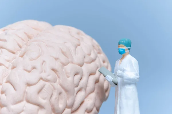 Мініатюрні Люди Хірург Аналізує Мозок Пацієнта Науку Медичні Концепції — стокове фото