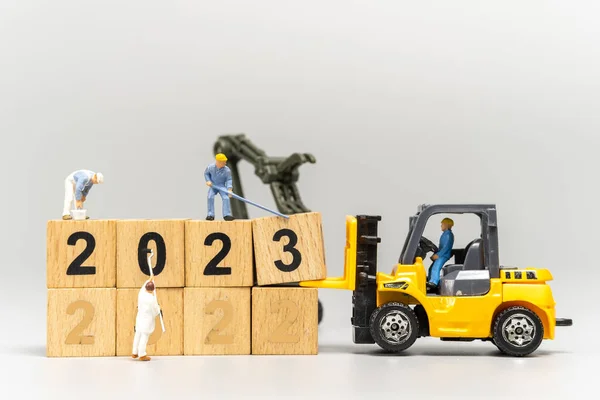 Miniatűr Munkás Csapat Létrehozása Száma 2023 Fatuskó Boldog Évet Koncepció — Stock Fotó