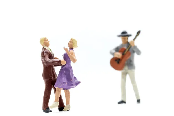 Personnes Miniatures Couple Dansant Avec Guitariste Jouant Guitare Sur Fond — Photo