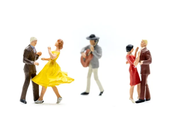 Miniaturní Lidé Pár Tanec Kytaristou Hraje Kytaru Bílém Pozadí — Stock fotografie