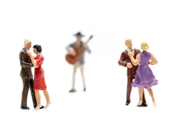 Miniaturmenschen Paar Tanzt Mit Einem Gitarristen Auf Weißem Hintergrund — Stockfoto