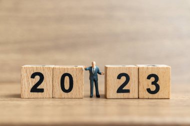 Minyatür İş Adamları 2023 'te Başarılı Bir Proje Planlıyorlar, Mutlu Yıllar Kavramı