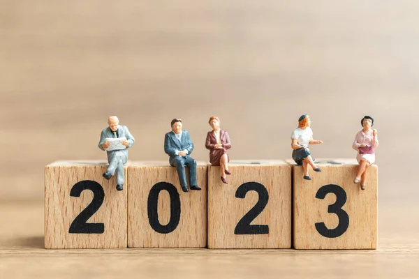 Empresários Miniatura Planejando Projeto Sucesso 2023 Conceito Feliz Ano Novo — Fotografia de Stock