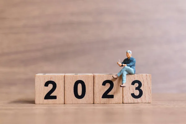 Personas Miniatura Hombre Negocios Está Sentado Bloque Madera 2023 Concepto — Foto de Stock