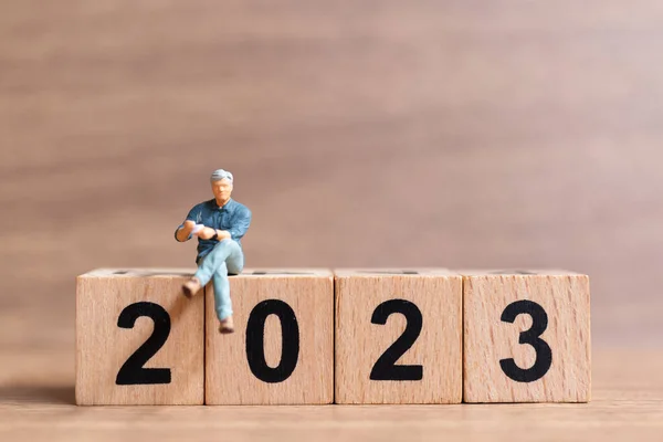 Miniature People Businessman Seated Wooden Block 2023 Concept Happy New Fotografia Stock