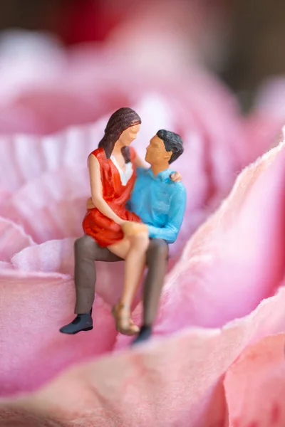 Minyatür Insanlar Kucağında Oturan Genç Kız Çiçekte Oturan Sevgi Dolu — Stok fotoğraf