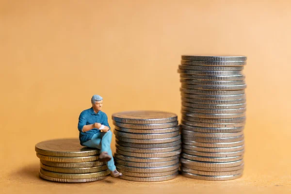 Miniature People Businessman Sitting Coins Stack Financial Concept — Fotografia de Stock