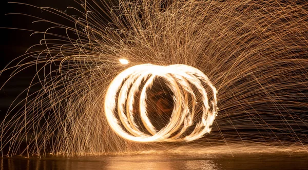 Yangın Dansçılar Swing Ateşle Hokkabazlık Beach Dans Adam Dans Gösteri — Stok fotoğraf