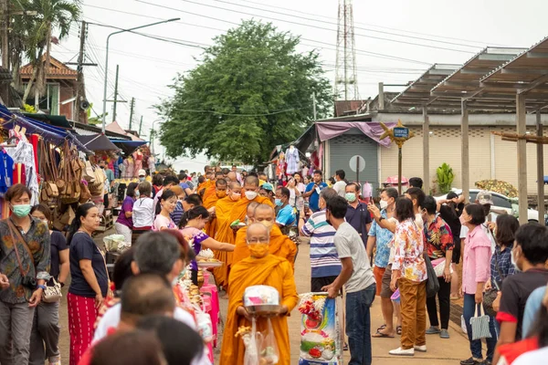 2022年6月26日タイ カンチャナブリ県ソンクラ 早朝に地元の人々から施しや食事を受ける僧侶 — ストック写真