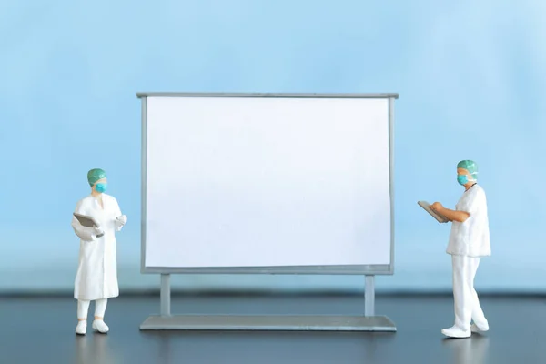 Μινιατούρα Άνθρωποι Γιατρός Στέκεται Λευκό Πίνακα Κενό — Φωτογραφία Αρχείου