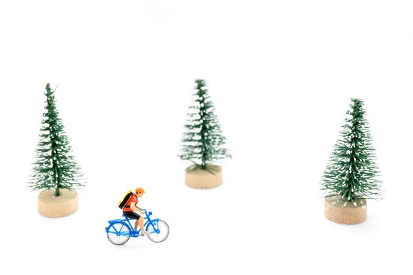 Personas Miniatura Con Regalos Bicicleta Decoración Del Árbol Navidad Sobre —  Fotos de Stock