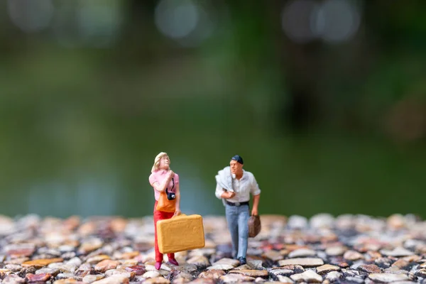 Miniaturmenschen Pärchen Das Die Straße Entlang Spaziert Hat Einen Grünen — Stockfoto