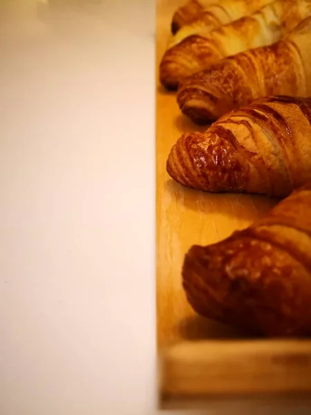 Croissants Fraîchement Cuits Sur Table Une Photo Prise Avec Smartphone — Photo