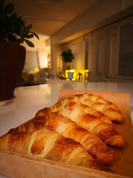 Frisch Gebackene Croissants Auf Dem Tisch Ein Foto Mit Dem — Stockfoto