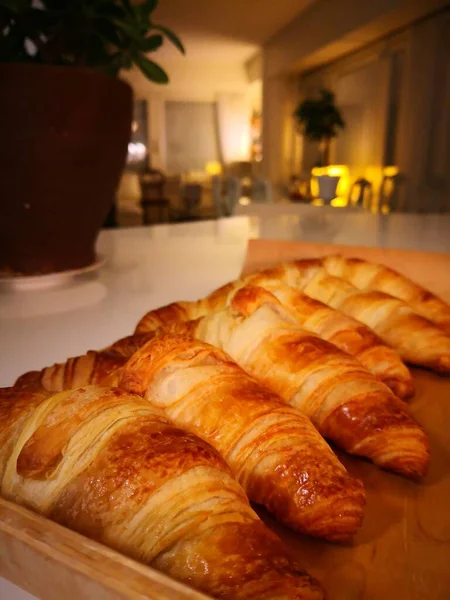 Croissants Recém Assados Mesa Uma Foto Tirada Com Smartphone — Fotografia de Stock