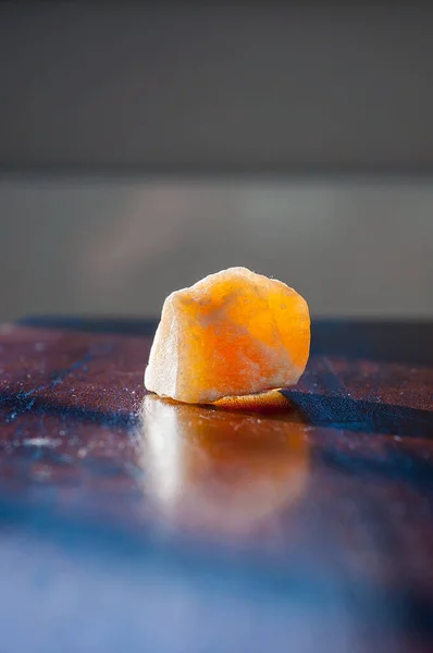 Masadaki Turuncu Kalsit Kristalini Iyileştirmek Gemstone Lar Iyileştirici Enerji Iyi — Stok fotoğraf