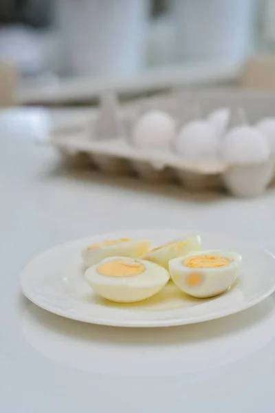 Gekochte Eier Auf Dem Küchentisch Gesundes Frühstück Und Proteinreiche Ernährung Stockfoto