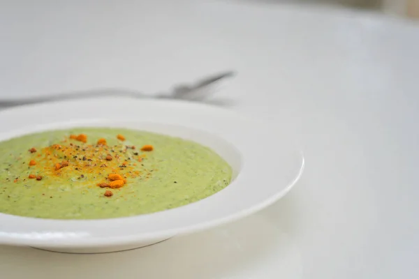 素食素食和素食 绿色健康的西兰花汤盘在一个干净的厨房桌子上 味道鲜美且营养丰富的饭菜 午餐或晚餐 配上姜黄和辣椒 — 图库照片