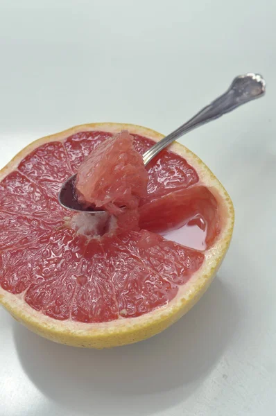 Toronja Rosa Cortada Por Mitad Comer Toronja Con Una Cuchara — Foto de Stock