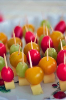 Lezzetli kuyruk aperatifi. Kürdanda doğranmış tropikal parmak yiyeceği. Tatlı vejetaryen parmak yemeği. Lezzetli parti lezzeti.