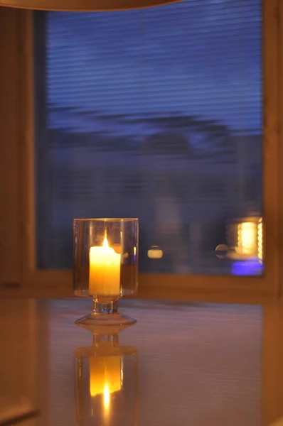 Bougeoir Transparent Bougie Blanche Paraffine Lumière Romantique Dans Les Ténèbres — Photo