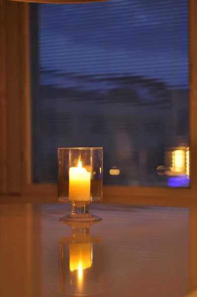 Bougeoir Transparent Bougie Blanche Paraffine Lumière Romantique Dans Les Ténèbres — Photo