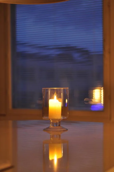 Bougeoir Transparent Bougie Blanche Paraffine Lumière Romantique Dans Les Ténèbres — Photo