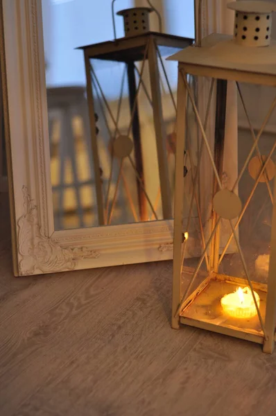 Reflexión Romántica Linterna Marco Espejo Decorativo Relajante Llama Velas Interior —  Fotos de Stock