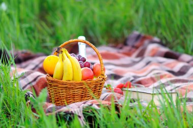 açık havada romantik piknik