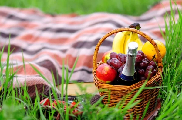 На открытом воздухе романтический пикник — стоковое фото