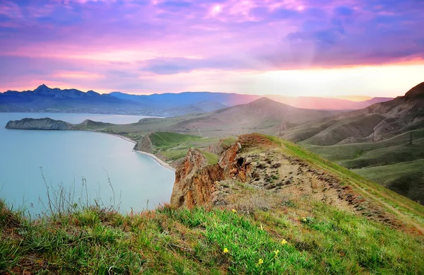 dağlarda, deniz günbatımı güzel bahar Peyzaj ve