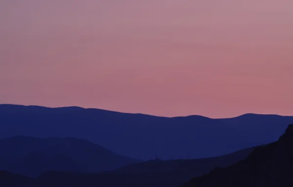 Fond naturel avec silhouette de montagnes au coucher du soleil, Crimée — Photo