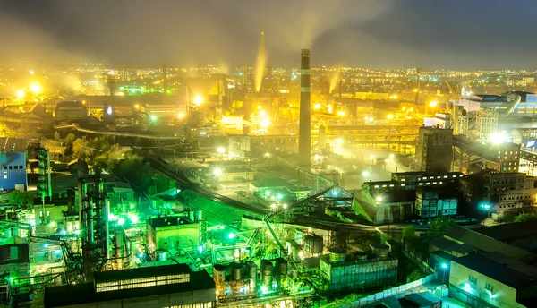 Vista nocturna de la planta metalúrgica industrial, Donetsk, Ucrania — Foto de Stock