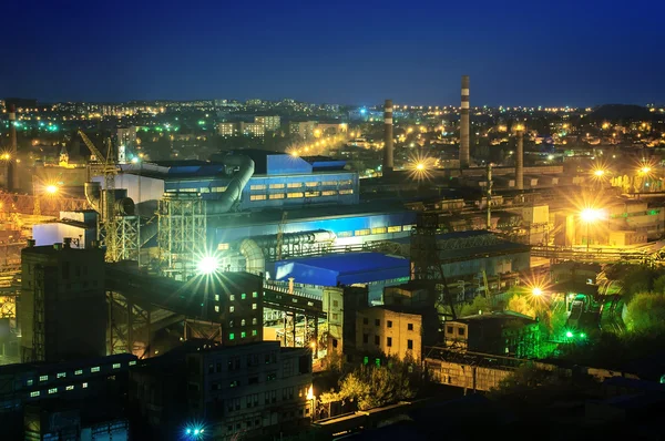 Vista noturna da planta metalúrgica industrial, Donetsk, Ucrânia — Fotografia de Stock