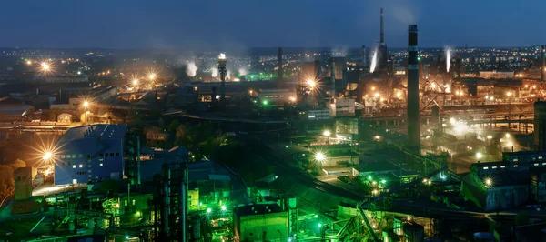 Panorama van nacht weergave van industriële metallurgische fabriek — Stockfoto