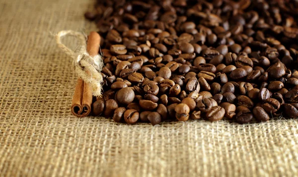 Ziarna kawy i paluszki cynamonu — Zdjęcie stockowe