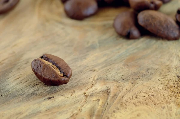 木製の背景にコーヒー豆 — ストック写真