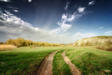 vinage yol yeşil çim alanlar ve cl ile mavi gökyüzü