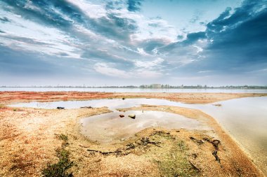 güzel deniz manzarası ve dramatik gökyüzü, doğal arka plan