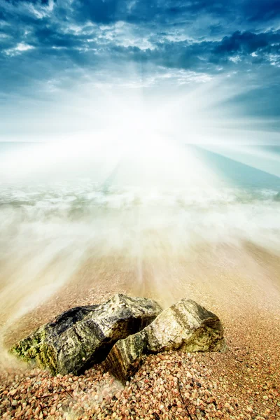 Beautiful seascape with stone, sun and dramatic  sky, natural ba — Stock Photo, Image