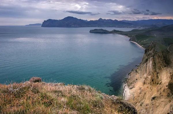 Mooie zomerse zeegezicht met mountaine en golven, natuurlijke terug — Stockfoto